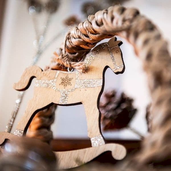 cheval à bascule bois paillettes cuivre décoration table et sapin de noël