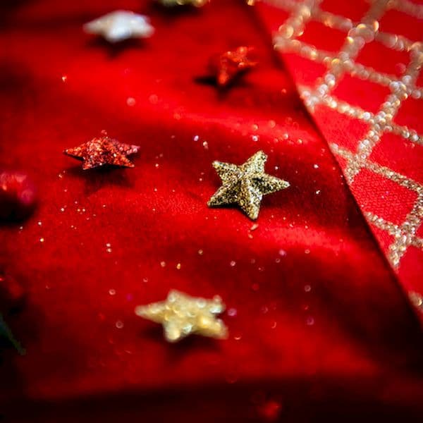 Chemin de table rouge avec étoiles mètalilisé or - Le marché de Noël -  Creavea