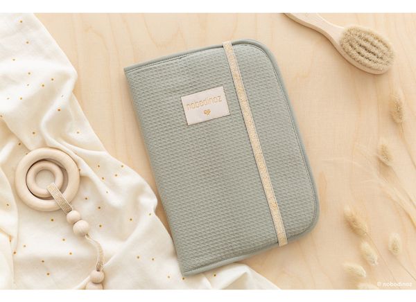 Protège-carnet de santé Poema Laurel Green Nobodinoz cadeau de naissance bébé