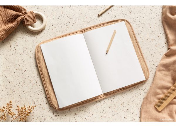 Protège-carnet de santé Poema Nude Nid d'abeille Nobodinoz cadeau de naissance enfance tendance