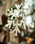 Flocons en bois chocolat avec grelots paillettes or Artyfêtes décoration noël