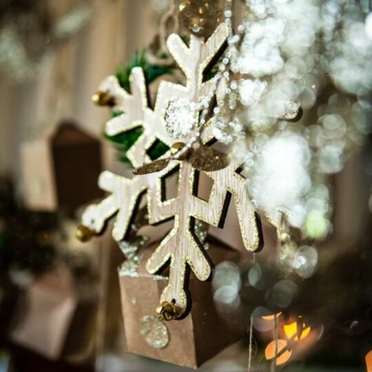 Flocons en bois chocolat avec grelots paillettes or Artyfêtes décoration noël