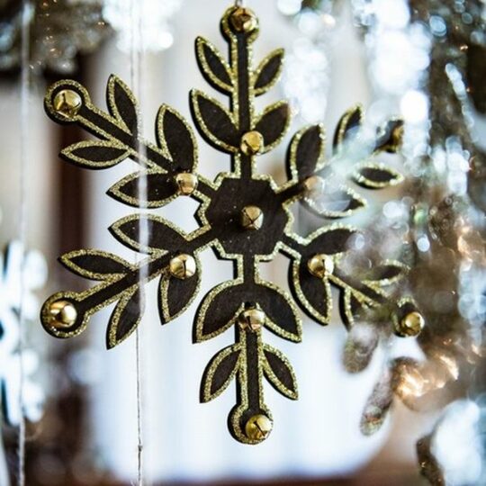 Flocons en bois chocolat avec grelots paillettes or Artyfêtes décoration noël