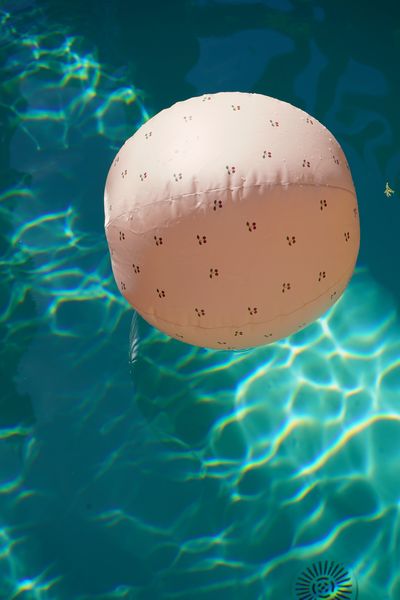 Ballon de plage gonflable - cherry- Konges Slojd