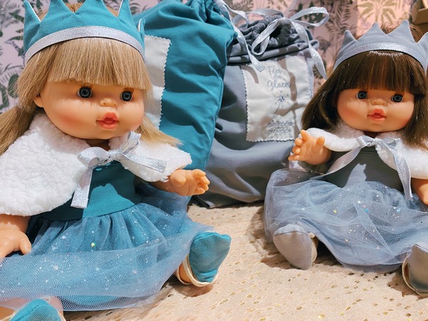 minikane x crealoca fée des neiges poupées yzé et chloé dans leur pochon brodé